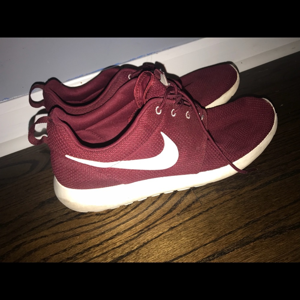 Men’s Maroon Roshe Size 13